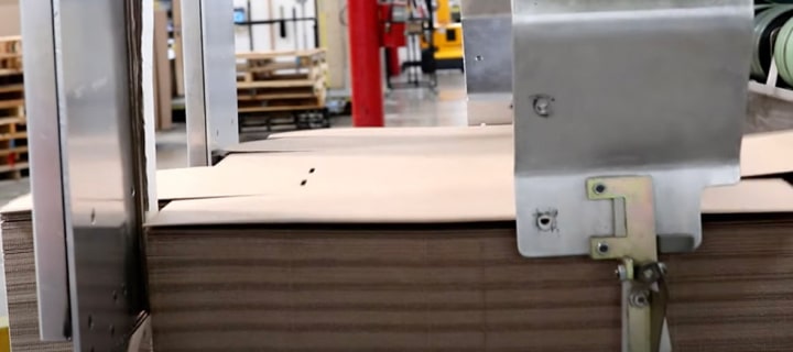 Machine folding cardboard trays